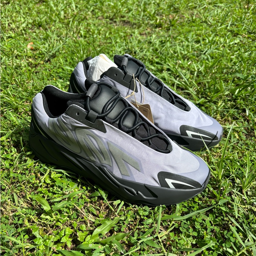 Men's Low-Top Athletic Sneakers in Gray and Black